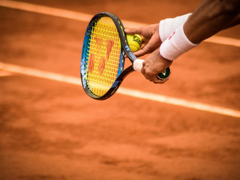 5 Tipps, um deinen Tennisaufschlag zu verbessern